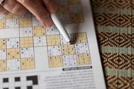 Persona che fa il sudoku